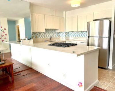 Heart of Waikiki 1-bedroom Ocean Free Parking 17E