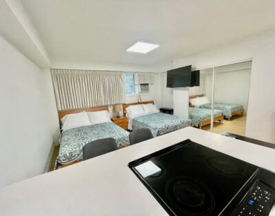 Studio in Center of Waikiki/Kitchen/Beach